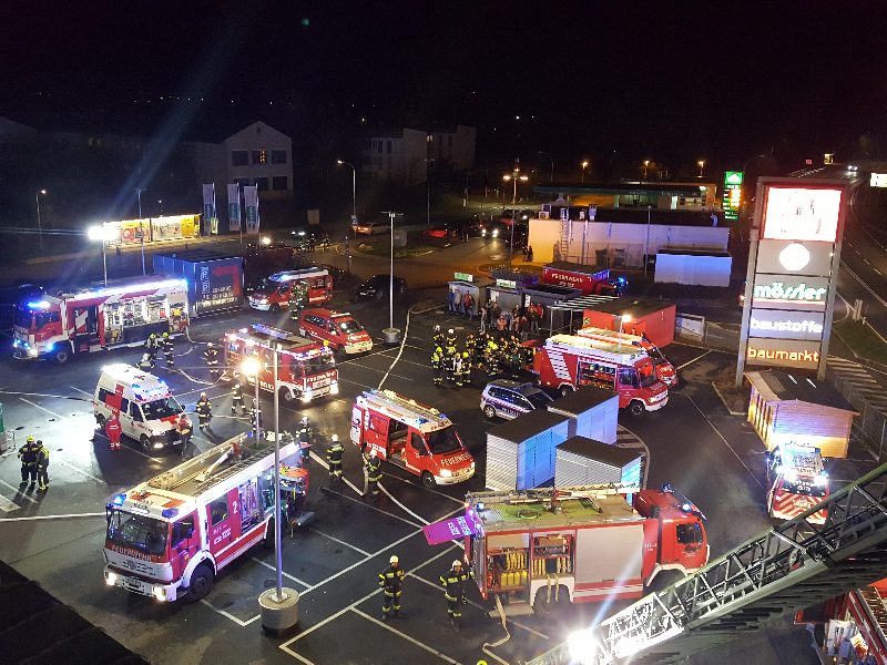 Feuerwehr verhindert Dachstuhlbrand in Villacher Baumarkt (Bild 1)